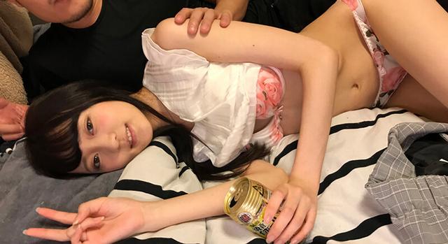 「そんなつもりじゃなかったのに…」と言いながらあらゆる状況で3Pセックスをしてしまった女たち スノボ・コテージで…/ホテルで…/アパートで…/ロケの流れで騙されて… サンプル画像 11