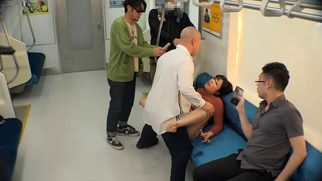 某私鉄電車内での不合意性交！！ 精液、体液をまき散らし白昼堂々と繰り広げられた車内は混沌を極める… サンプル画像 14
