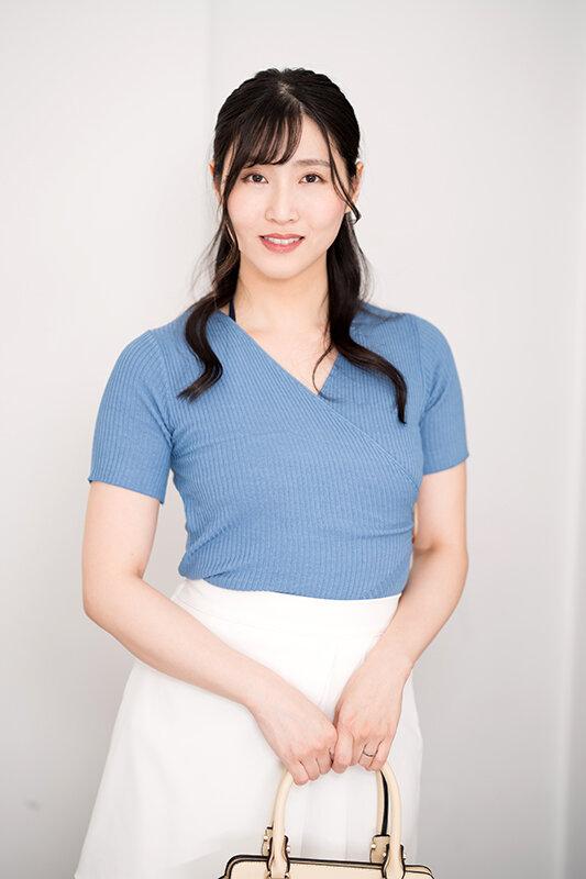 人妻限定高級エステサロン 無料体験チラシを持ってきた人妻ゆかりさん サンプル画像 1