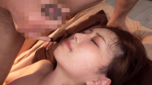 人妻限定高級エステサロン 無料体験チラシを持ってきた人妻ゆきねさん サンプル画像 12