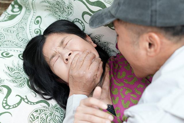 胸糞注意！セレブ妻が宅配ドライバーに犯●れて… 林愛華 サンプル画像 1
