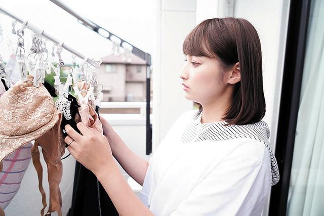 夫とは違う指が私の体を弄ぶ 本田瞳 サンプル画像 13