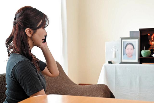 夫の遺影の前で元カレに抱かれ快楽に堕ちる未亡人 大槻ひびき サンプル画像 10