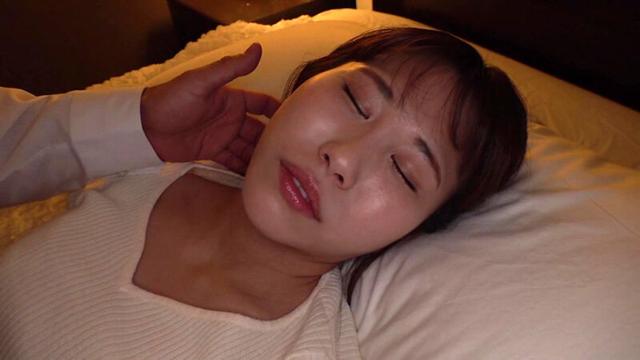 酔いつぶれた同僚 望月奈子 サンプル画像 1