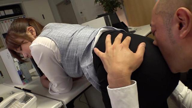黒タイトスカートが似合う働くお姉さんのピッタリ密着した肉感的なお尻に着衣のまんまチ●ポ擦り＆ザー汁発射してもう着れないくらい汚しちゃいたい 富岡ありさ サンプル画像 2