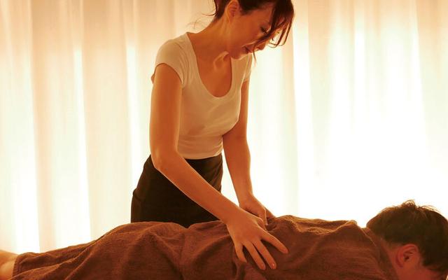 メンズエステの施術師が隣に住んでる美人奥さん？そこから始まる絶対内緒の中出し不倫 花井ゆり サンプル画像 13