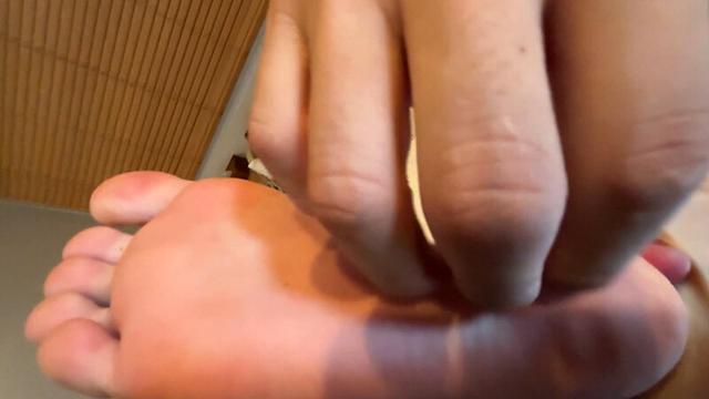 街角で声をかけてくすぐりさせてもらう 交渉上手な黒髪ギャル かなちゃん サンプル画像 18
