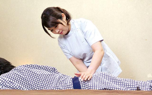 デカ尻マッサージ師の美熟女に「チ●ポも揉んでください」とヌキ依頼してみたら… サンプル画像 15