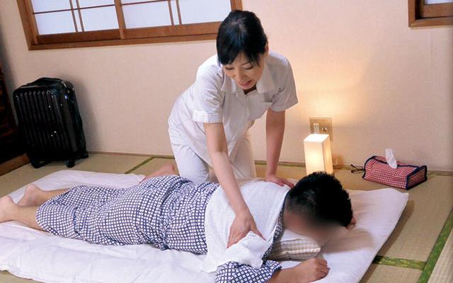 デカ尻マッサージ師の美熟女に「チ●ポも揉んでください」とヌキ依頼してみたら… サンプル画像 2