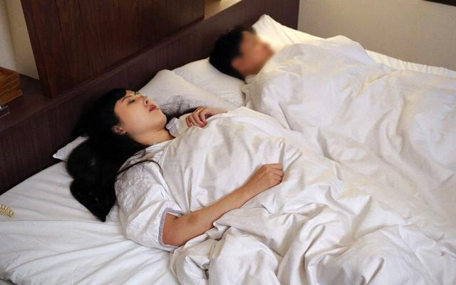 後妻の誘惑 法事帰りの宿泊先はベッドがひとつ… 横山夏希 サンプル画像 15