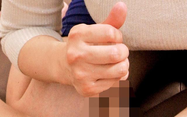 美熟女手コキ唾液フェラ搾りザーメン発射 2枚組 サンプル画像 7