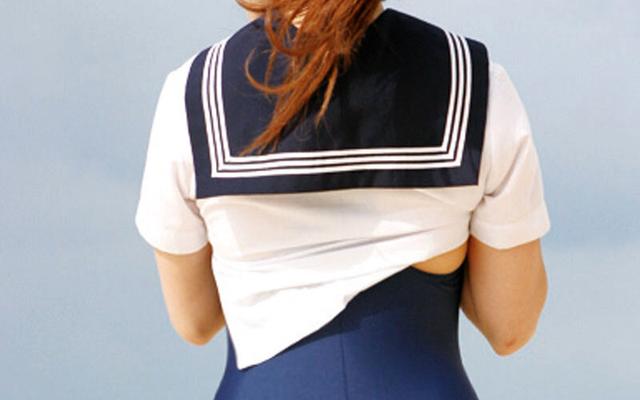 制服美少女 スク水×ブルマ×喰いこみ尻を密着イタズラ羞恥プレイ2枚組 サンプル画像 8
