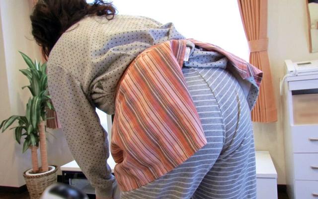 寝取られ妻隠し撮り投稿 愛する妻が他人男の勃起チ○ポを咥えてヤラれてしまう！？5家族2枚組 サンプル画像 10