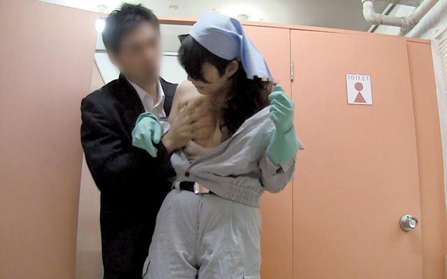 掃除婦のおばさんにチ○ポ出してヌキ依頼してみたら、どこまでヤレル！？ サンプル画像 17