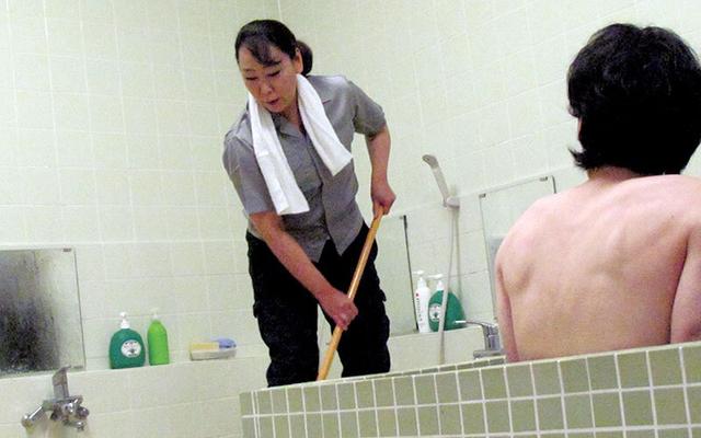 掃除婦のおばさんにチ○ポ出してヌキ依頼してみたら、どこまでヤレル！？ サンプル画像 7