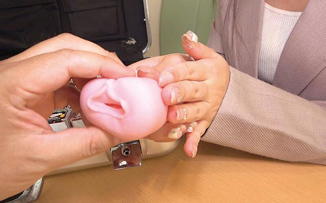 オナホール訪問販売員の美人お姉さん2 サンプル画像 12