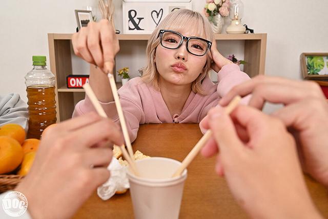 【VR】「寒いしダルくて出れない」無気力ギャルとコタツ王様ゲームで密着汗だくSEX 春陽モカ サンプル画像 3