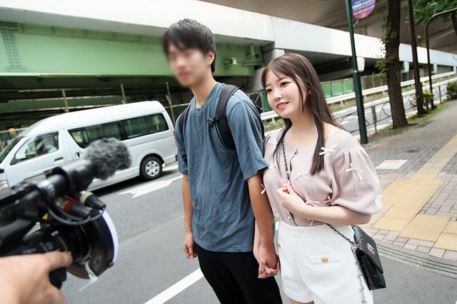 街角素人論破！ 街行くカップルが高額賞金を目指してゲームに挑戦のはずが…ゲームは次第にあらぬ方向に？ ‘ロンパ師’の理詰めで彼女はタジタジ！ついには愛する彼氏の30cm隣でデカチンを挿入されてしまう！？ サンプル画像 2