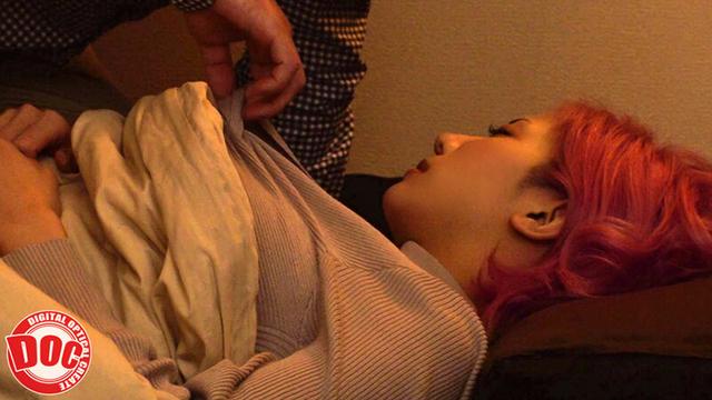 酔いつぶれた友達の横で、友カノにちょっかい出したらお互い感じまくり、バレないように声を抑えながらするSEXに興奮！！ サンプル画像 12