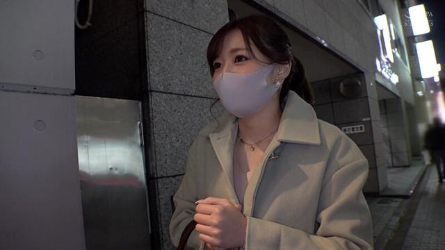 マスク外してもらってもいいですか？！街行くマスク美人をガチナンパ！マスクと一緒に変態素人さんの性欲リミッターも外してしまい大乱れ！ サンプル画像 6