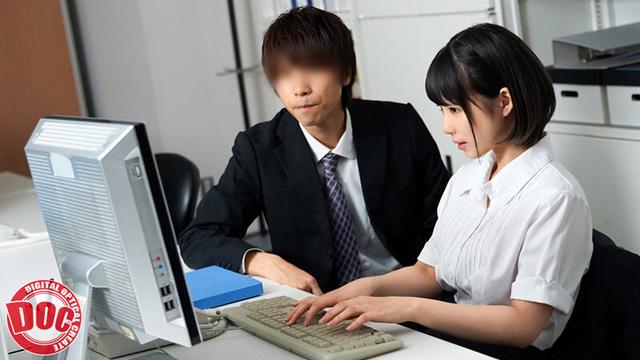 「終電ないならウチくる？」残業で終電を逃がしてしまった俺は誘われるがまま家にお邪魔する事に。いつも会社で見るスーツ姿とは違うゆるい部屋着姿に興奮してしまい… VOL.2 サンプル画像 2