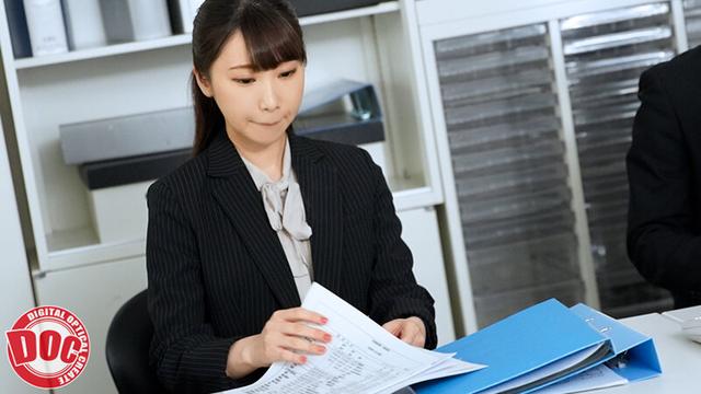 「終電ないならウチくる？」残業で終電を逃がしてしまった俺は誘われるがまま家にお邪魔する事に。いつも会社で見るスーツ姿とは違うゆるい部屋着姿に興奮してしまい… VOL.2 サンプル画像 8