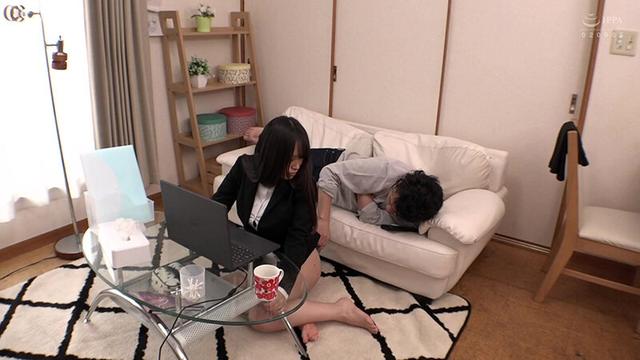 上司とのリモート会議中に彼氏がイタズラ！！？「バレたらヤバい…！！」緊張と興奮でマ○コはビショビショ！表情を変えず、声も出さずにこっそりSEX！ サンプル画像 1