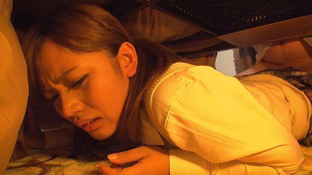 【AI リマスター版】こたつの中だからと安心して無防備な格好をしている大人しそうな女の子にこっそりイタズラを。周りに誰かがいて声を出せない状況に、パンツが濡れるほど興奮した彼女はビショビショに濡れたオマ○コを僕に… サンプル画像 8