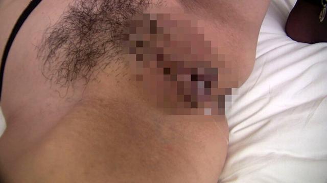 色白ドMな奥様は手足を身動き出来ない状態にされての電マ責めにビクンビクンと仰け反る快感に溺れる。美乳を揺らしてイキ果てる！ サンプル画像 20