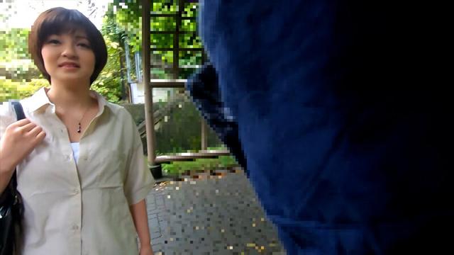 人妻限定ナンパアンケートに簡単に引っかかる無防備な熟女は絶対にやれる！？ サンプル画像 1