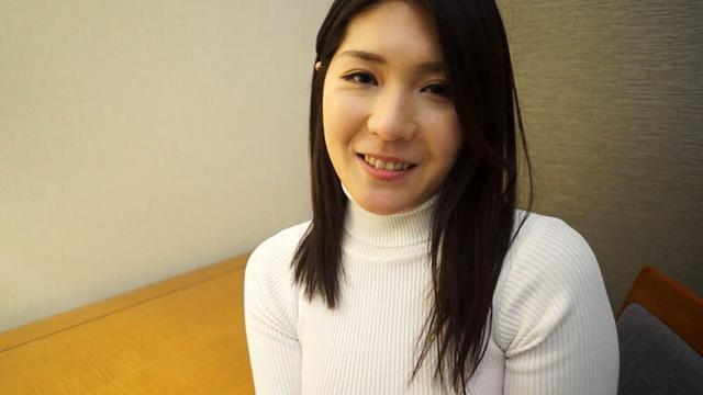 略奪婚した奥様だが、旦那の浮気が発覚して自暴自棄に、そんな心の隙間に入って…人生初のハメ撮りを慣行 サンプル画像 1
