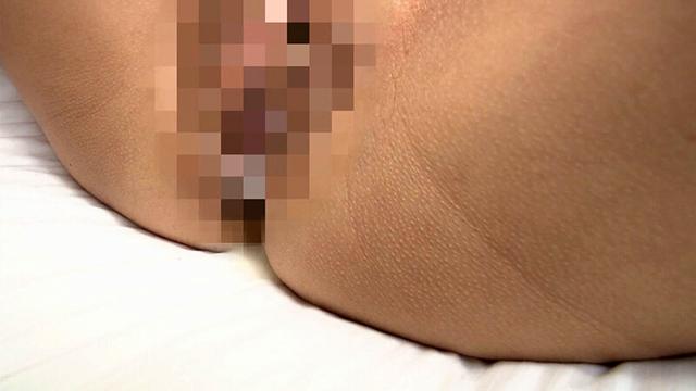 シャープな瞳と端正な顔立ちでとても気が強い奥様と思いきや、脱がせてみると断れないオンナNO.1の神回。「困ります」と言いつつもイイナリな奥様 サンプル画像 20