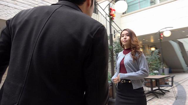 職業ピアノ講師でモデル級顔面偏差値の奥様。吐息をかけるだけでも興奮するくらいにオトコ日照りの人妻さん サンプル画像 1