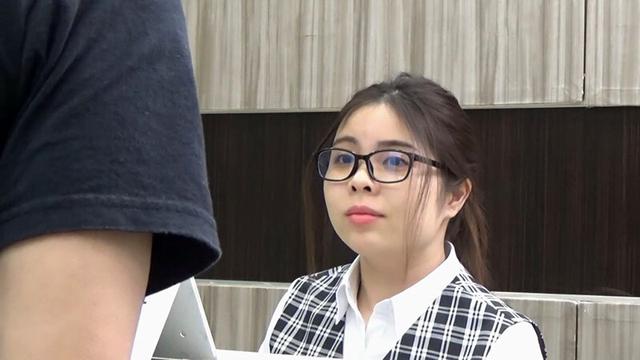 某有名企業中出し受付デスク 新人メガネちゃんは色白ピンク乳輪 サンプル画像 1