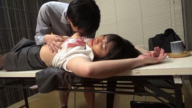 化粧品メーカーの就活現場での担当者による身勝手いじくり倒し面接 コスメ大好きJDの前のめり面接 スタイリストの資格あります！ サンプル画像 7