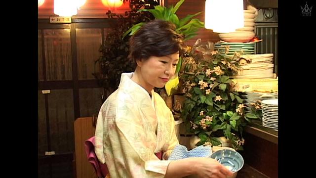 都内ガード下の居酒屋の淫乱過ぎる美人女将が繰り広げる淫らな情事！ サンプル画像 1