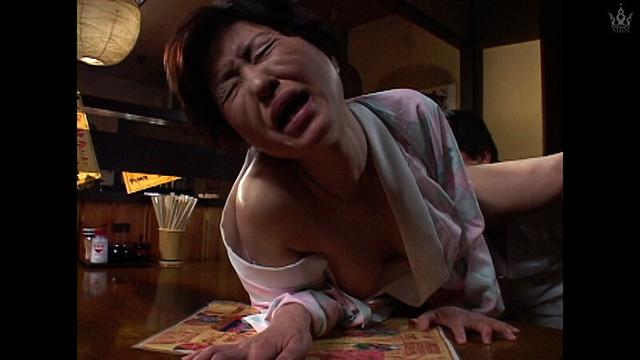 都内ガード下の居酒屋の淫乱過ぎる美人女将が繰り広げる淫らな情事！ サンプル画像 5