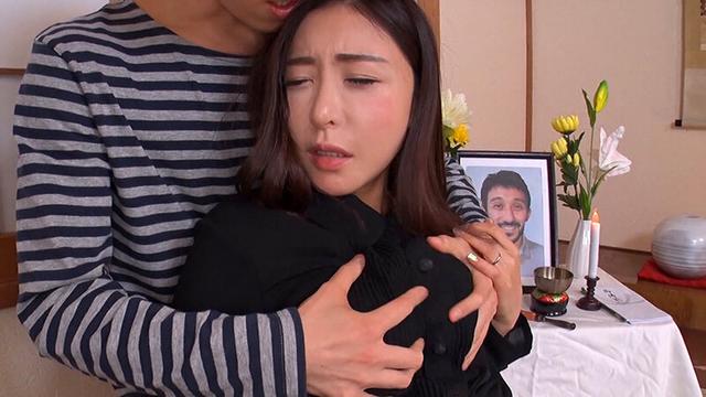 夫に内緒で義理の倅の肉便器と化す美しき清楚系巨乳義母の淫乱官能ドラマ！ サンプル画像 6