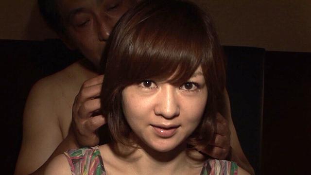 1年以上も相手にしてくれない旦那に嫌気がさして大胆にもAV出演しちゃうパッチリ二重の素人奥様！ねっとりフェラで肉棒を大きくさせたら自ら肉棒を奥底に迎え入れてガチイキSEX！ サンプル画像 1