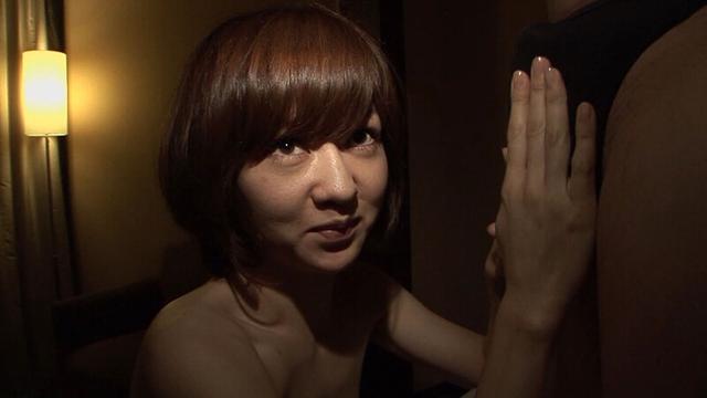 1年以上も相手にしてくれない旦那に嫌気がさして大胆にもAV出演しちゃうパッチリ二重の素人奥様！ねっとりフェラで肉棒を大きくさせたら自ら肉棒を奥底に迎え入れてガチイキSEX！ サンプル画像 9