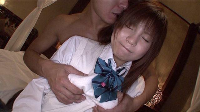 私たちは買われた…。若くて可愛い女の苦渋の決断！まだ濡れてないのにオジサンの肉棒で奥底を突かれまくって、最後は顔面射精とヤリたい放題！ サンプル画像 3