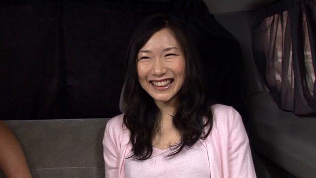 三十路とは思えないスタイルと美貌の持ち主！銀座の高級ショッピングエリアで美人妻をガチナンパ！本当は期待してた？！拒みながらもヌレヌレのアソコに肉棒を突っ込んで中出しセックス！ サンプル画像 1