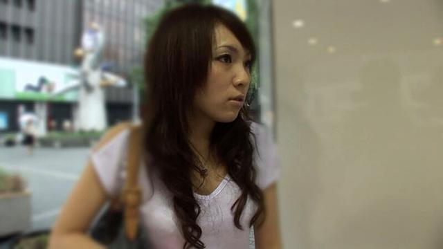 遊び慣れた女かと思いきや、意外や意外エッチに消極的な美人奥様！肉棒を触ったら豹変しちゃって口に咥えて大きくさせたら生ハメセックスで大量中出し！ サンプル画像 1