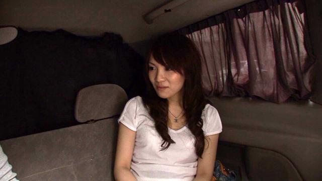 遊び慣れた女かと思いきや、意外や意外エッチに消極的な美人奥様！肉棒を触ったら豹変しちゃって口に咥えて大きくさせたら生ハメセックスで大量中出し！ サンプル画像 2