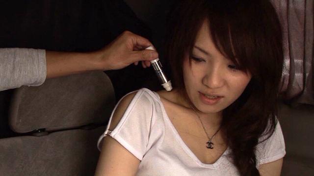遊び慣れた女かと思いきや、意外や意外エッチに消極的な美人奥様！肉棒を触ったら豹変しちゃって口に咥えて大きくさせたら生ハメセックスで大量中出し！ サンプル画像 3