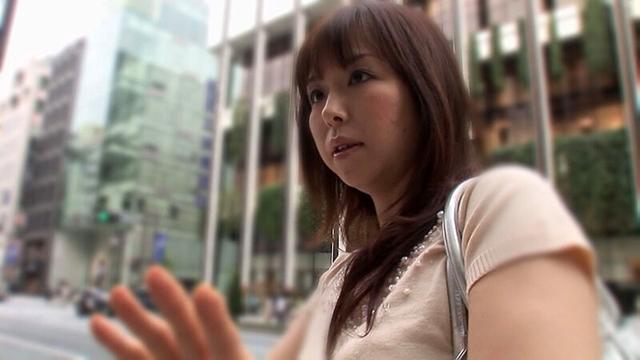 結婚4年目にして旦那とご無沙汰な三十路奥さん！欲求不満がMAXでこちら側のエッチなスキンシップにもノリノリ！今日は気分良く帰ってもらおうと中出ししてあげたら駄目だったみたいでご立腹ー！ サンプル画像 1