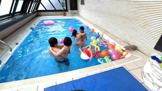 【極めボインJD×2！！例のプールで友情の大乱交SP！！】【最高のセフレ体質＆スタイルの絶品女子ズ！！】【あのプールサイドで絢爛豪華なWナカ出しSEX競演SP！！】 サンプル画像 1