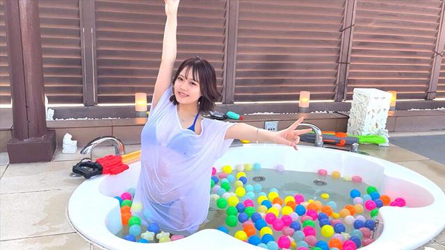【Hカップ爆乳ドエッチ娘と水着でハメ！コスでハメ！全裸でハメの一粒で3回おいしい大ボリュームハメ撮り！！】【谷間もつよつよ！美尻も完備でバックの風景も最高だぜ！】【何度も求める強欲彼女、、食らいつくせぬ本気エチョナのバキバキはめ撮り】 白橋りほ サンプル画像 1