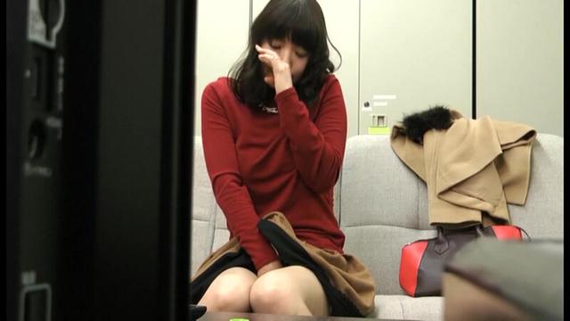 素人奥様をだましてAV鑑賞 我慢できずに中出しさせてもらいました そのに サンプル画像 16