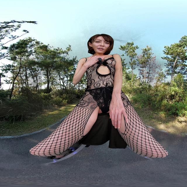 【VR】「ギリギリ着エロVR 露出狂の女」 見られたい願望強めの破廉恥熟女 松山まなか サンプル画像 4